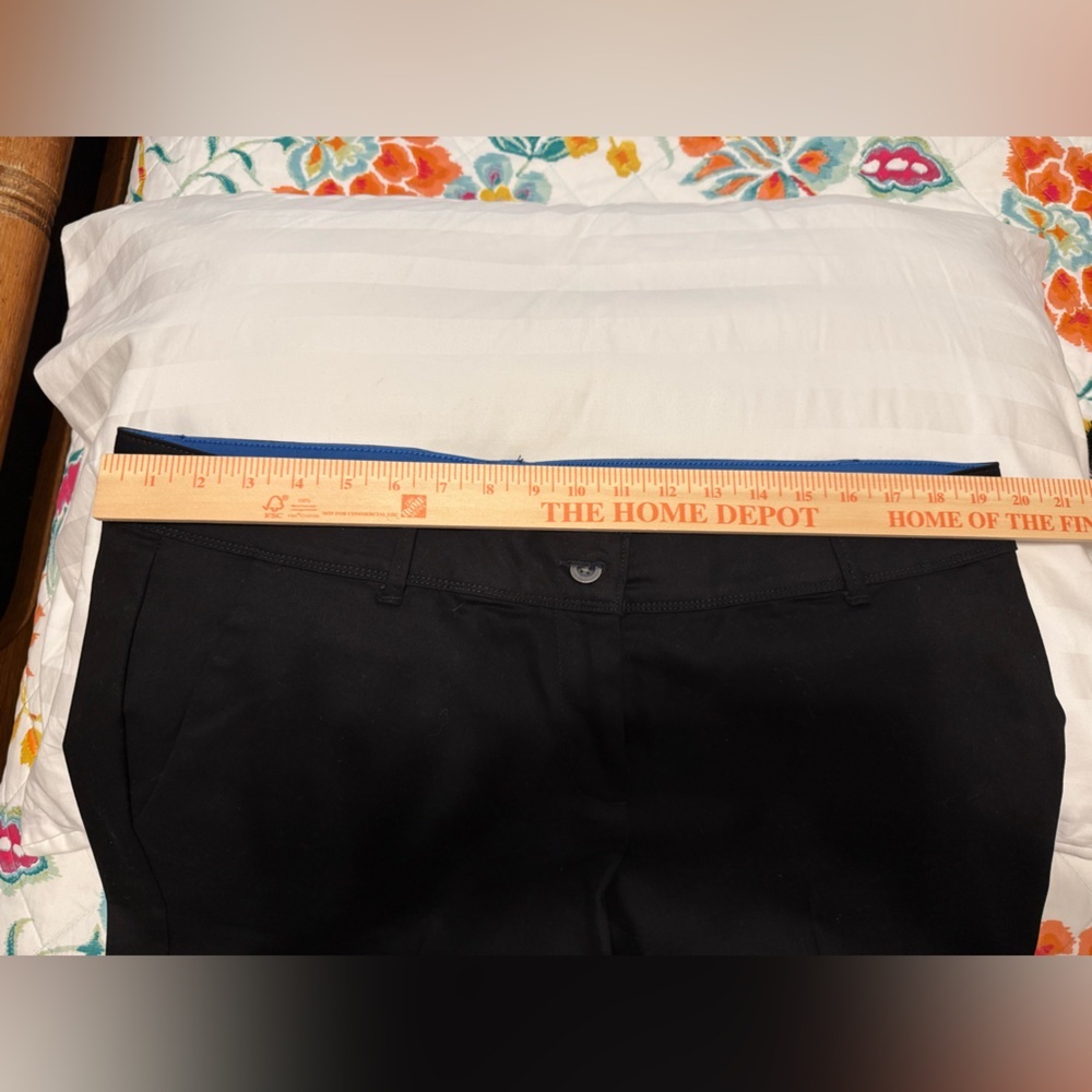 Isaac Mizrahi Black Women's Shorts with Blue Waistband Accent - Picture 4 of 4